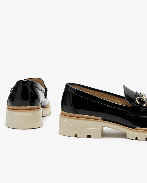 Чорні лаковані жіночі мокасини з ланцюжком Soterra - Взуття