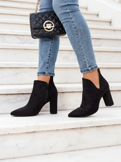 Černé boty s střihem z Alania - obuv