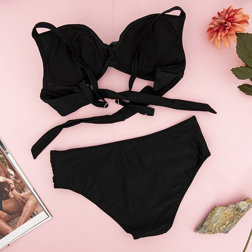 Чорний купальний костюм