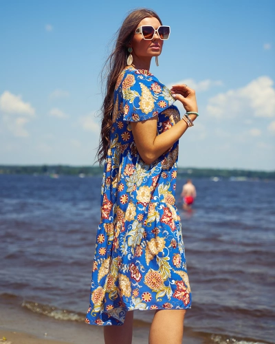 Royalfashion Kobaltové dámské šaty s barevným květinovým vzorem