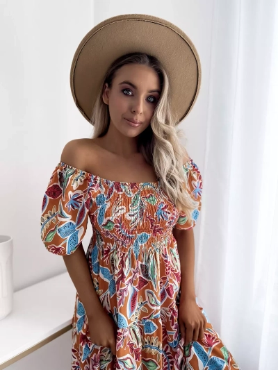 Oranžové krátké dámské šaty s odhalenými rameny - Oblečení