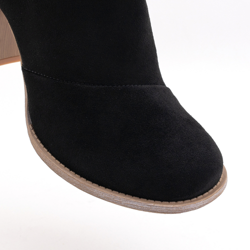 Чорні жіночі ботильйони з вирізами Plinara