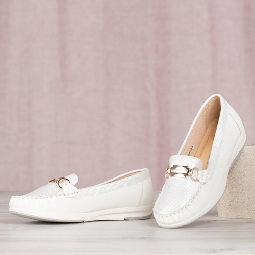 Білі лофери з золотою прикрасою Dendi - Взуття