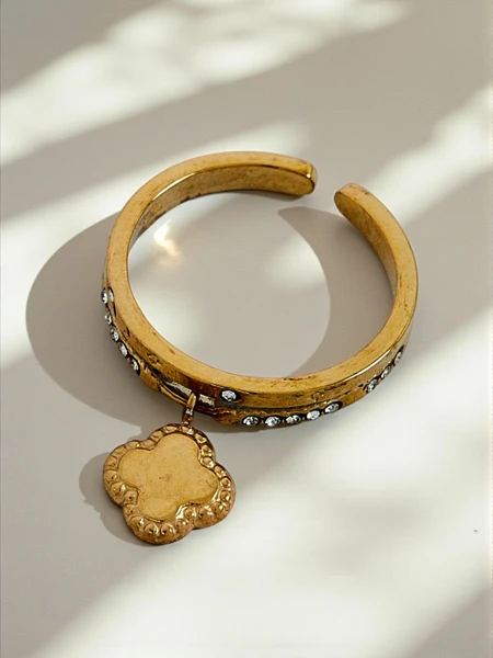 Náramek obruč Dolce Vita s ozdobnými přívěsky