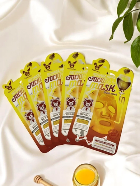 Maska na obličej s aktivním uhlím, která hluboce čistí, zpevňuje a stahuje póry