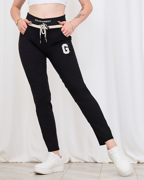 Royalfahion Dámské černé kalhoty ve sportovním stylu s nášivkou PLUS SIZE