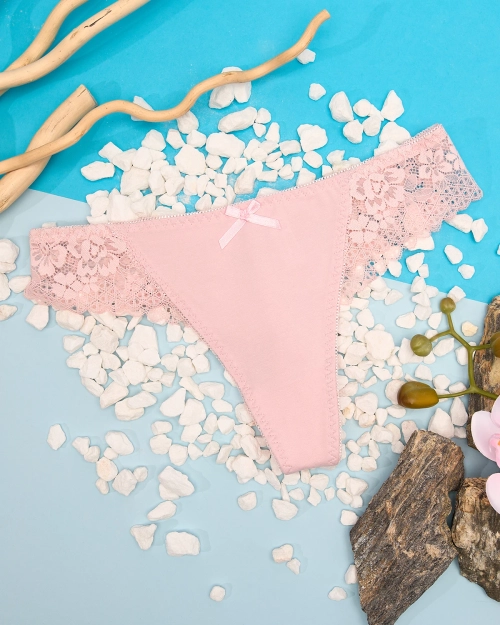 Рожеві бавовняні жіночі трусики стрінги з мереживом - Нижня білизна