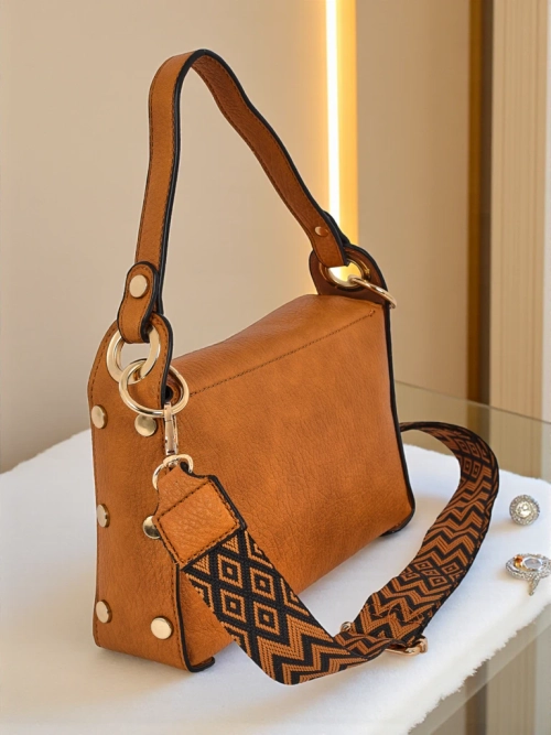 Жіноча сумка Minerva жовта з екошкіри, золота прикраса бджола, ремінець бохо