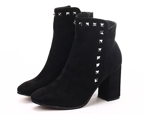 Czarne botki z ćwiekami - Obuwie