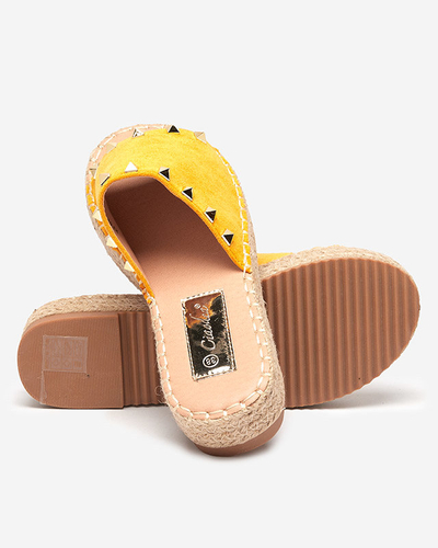 Hořčicové dámské žabky z ekokůže s cvočky Kanise - Obuv