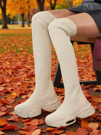 Dlouhé dámské nazouvací kozačky na silnější podrážce Ravmora