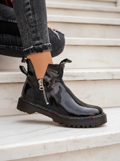 Чорні жіночі лаковані черевики Odeta