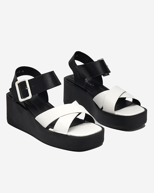 Біло-чорні жіночі босоніжки з екошкіри на танкетці Scozi