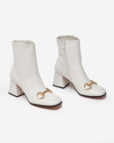 Royalfashion Bílé dámské nízké kozačky na jehlovém podpatku Arymas