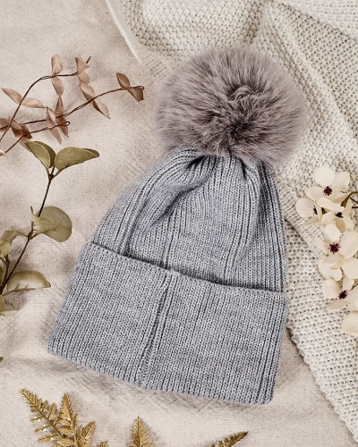 Жіноча зимова шапка Royalfashion з помпоном