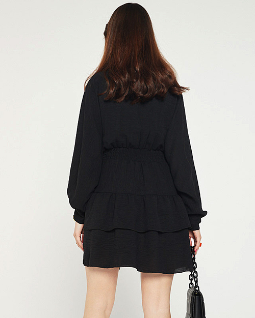 Чорна сукня з оборками