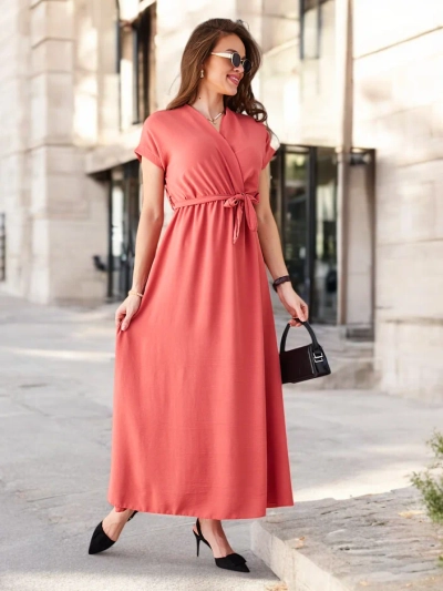 Royalfashion Dámské midi šaty s překříženým výstřihem, krátkými rukávy a opaskem
