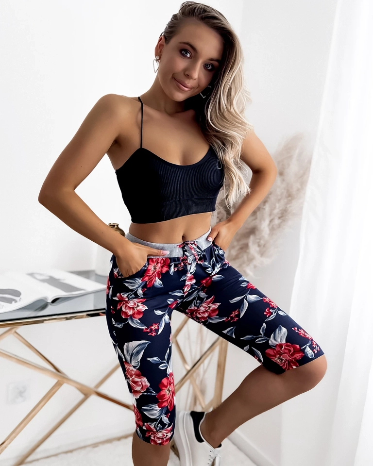 Květinové 3/4 dámské kraťasy v tmavě modré a červené VELIKOSTI PLUS - Oblečení