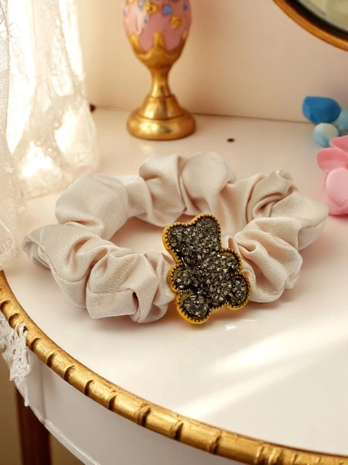 Royalfashion Гумка для волосся з декоративним ведмедиком Атласний Тедді