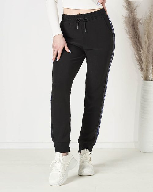 Жіночі спортивні штани чорного кольору в синю смужку - Одяг