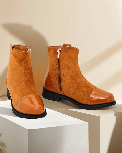 Класичні жіночі чоботи Royalfashion для щоденного носіння! Верх виготовлений з матової штучної шкіри, з вставками з лакової еко-шкіри. Зсередини відштовхує м'яких хутро. Невисока підбора забезпечує комфорт під час носіння! 87654321 <p>ІЗОЛЬОВАНІ ЖІНОЧІ ЧО