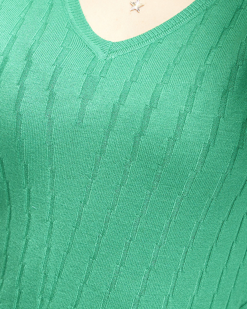 Зелений жіночий светр з V-подібним вирізом