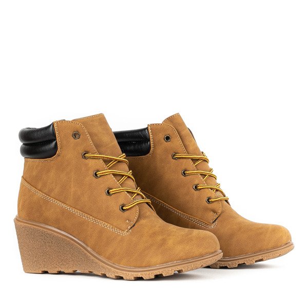 Brązowe botki na koturnie z czarną wstawką Marona - Obuwie