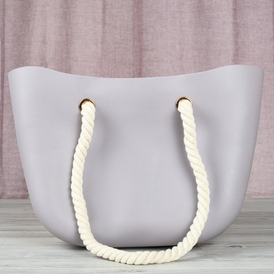 Różowo-beżowa torba typu shopper ze słomki - Torebki