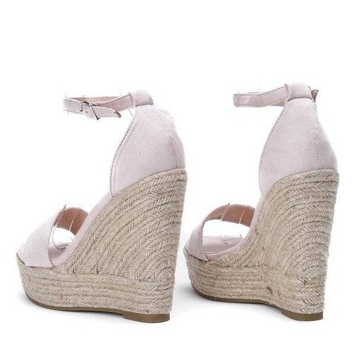 OUTLET Бежеві босоніжки на танкетці Carrie - Туфлі