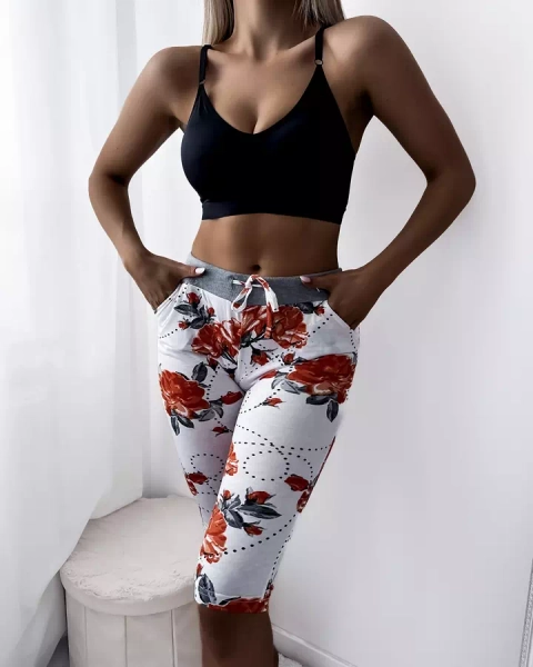 Bílé dámské 3/4 šortky s červenými květy PLUS VELIKOST - Oblečení