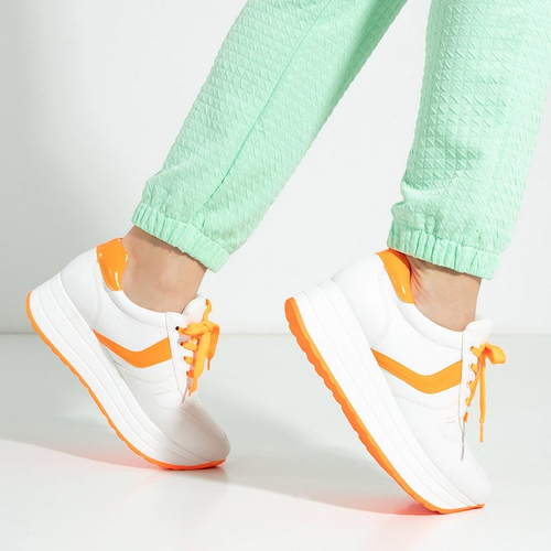 Біло-помаранчеві кросівки на платформі Dahna