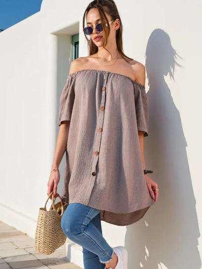 Royalfashion Жіноча блузка з бавовни в стилі off-the-shoulder з декоративними гудзиками