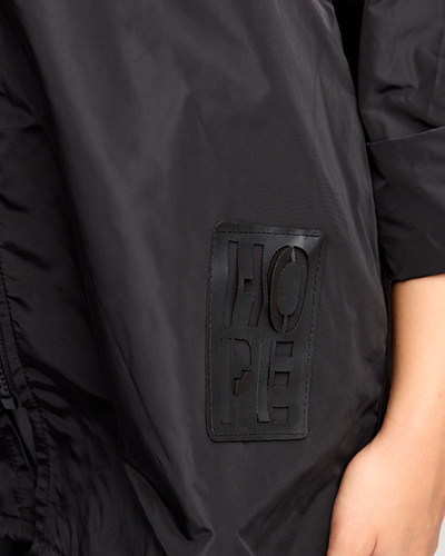 Černá dámská dlouhá větrovka s odznakem - oblečení