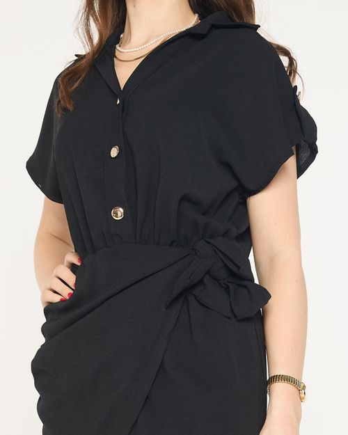 Чорна сукня із зав'язаним поясом