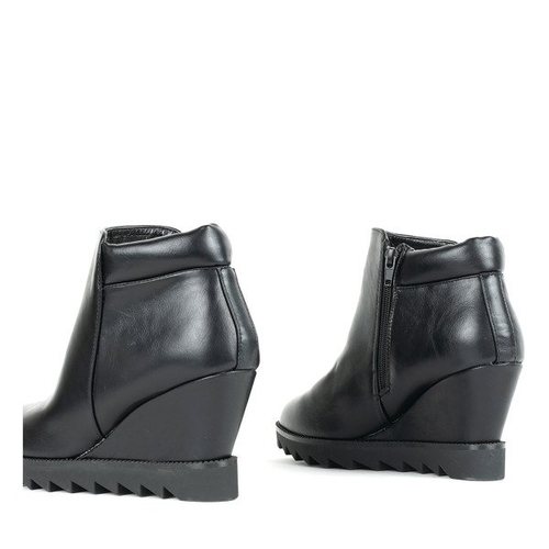 Чорні чоботи на танкетці Emidia - Взуття