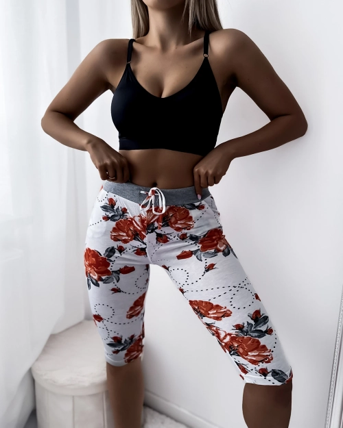 Жіночі білі шорти 3/4 довжини з червоними квітами PLUS SIZE - Одяг