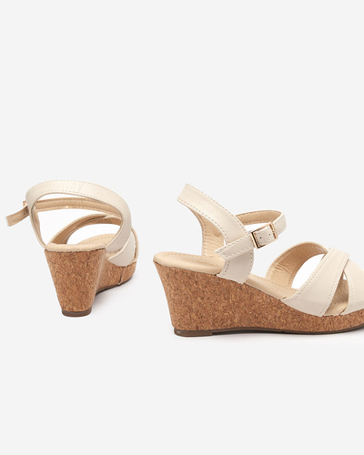 Бежеві жіночі босоніжки на танкетці Helia