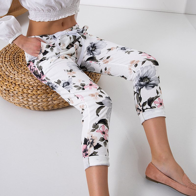 Білі жіночі штани з рожевим квітковим принтом