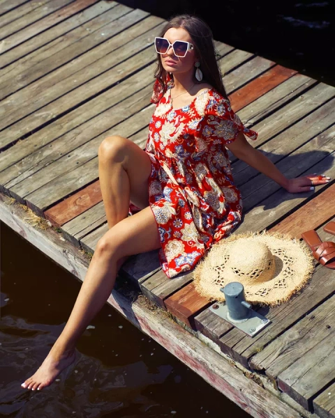 Royalfashion Červené dámské šaty s barevným květinovým vzorem