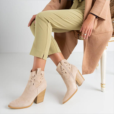 Бежеві ковбойські черевики ала на пост Бельє - Взуття