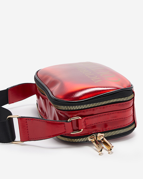 Червона маленька блискуча жіноча сумочка з написами