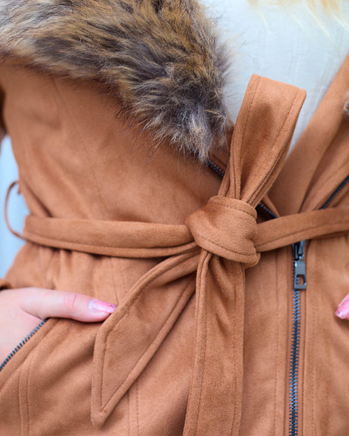 Коричнева жіноча куртка з хутром