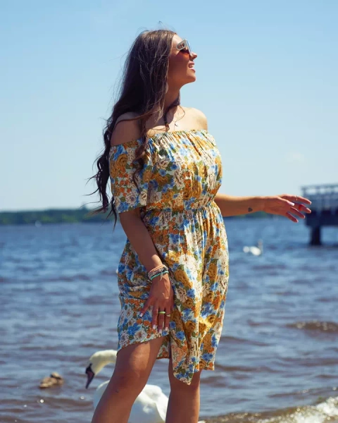 Royalfashion Dámské květinové mini šaty a'la hiszpanka v béžové barvě