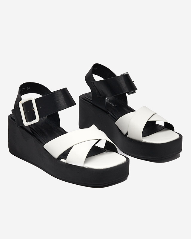Bílé a černé dámské sandály z eko kůže na klínku Scozi - boty