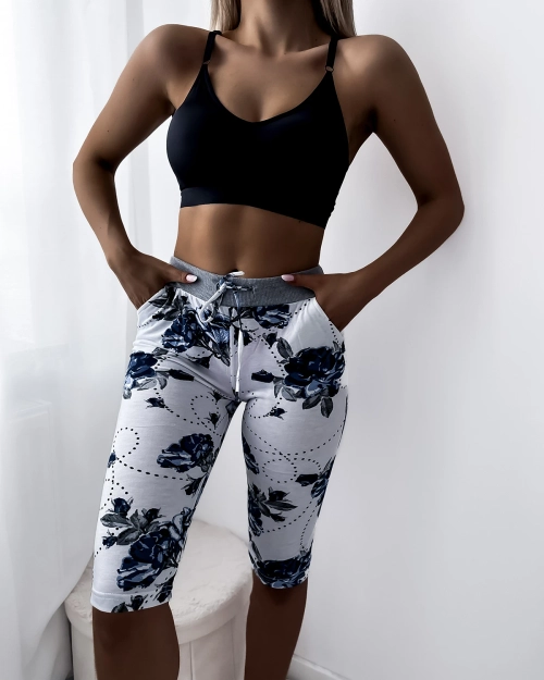 Жіночі білі шорти довжиною 3/4 з блакитними квітами PLUS SIZE - Одяг