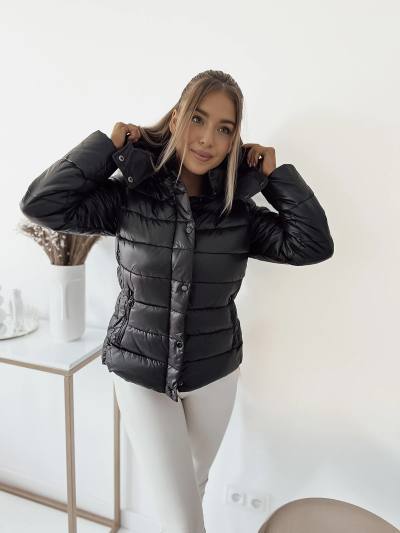 Royalfashion Černá dámská prošívaná bunda s kapucí