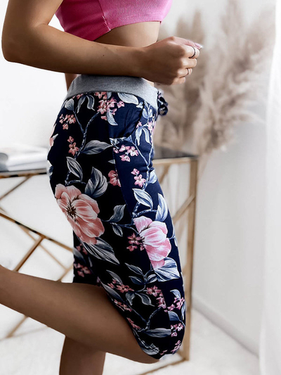 Květinové 3/4 dámské kraťasy v námořnické modré a růžové PLUS SIZE - Oblečení