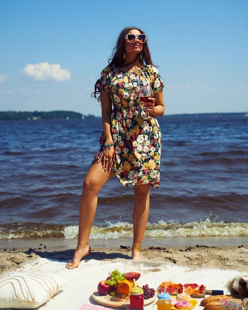 Жіноча квітчаста міні-сукня Royalfashion а-ля гіпюрові рукави чорного кольору