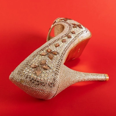 OUTLET Zlaté dámské lodičky na jehlovém podpatku s dekoracemi od Polinari - Footwear