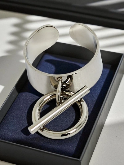 Браслет-обруч Dolce Vita з декоративними шармами